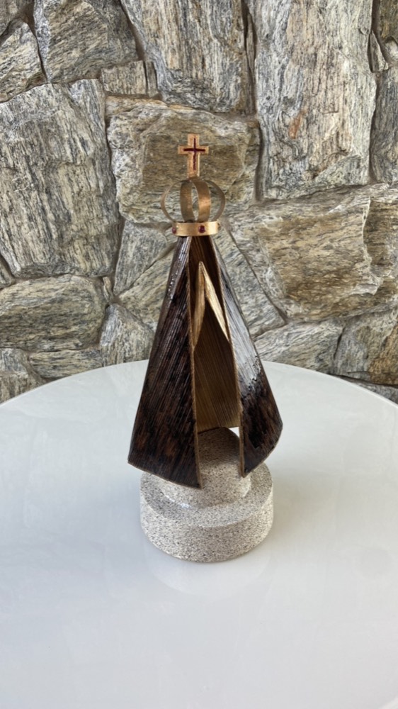 Escultura pequena de Nossa Senhora Aparecida em folha de bananeira