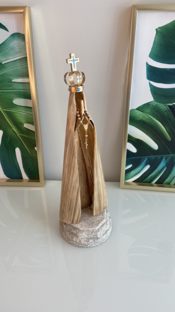 Escultura de Nossa Senhora de Fátima em folha de bananeira clara